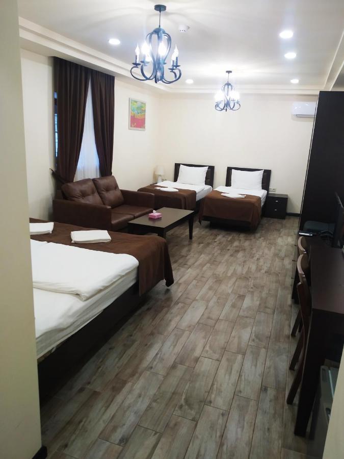 Boutique Living Hotel 耶烈万 外观 照片