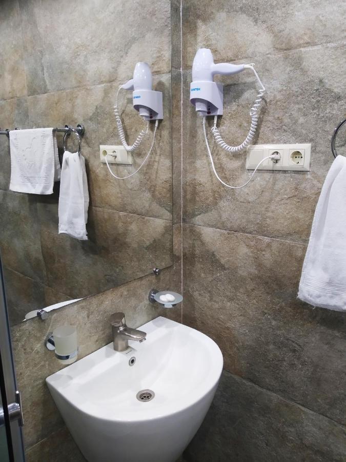 Boutique Living Hotel 耶烈万 外观 照片