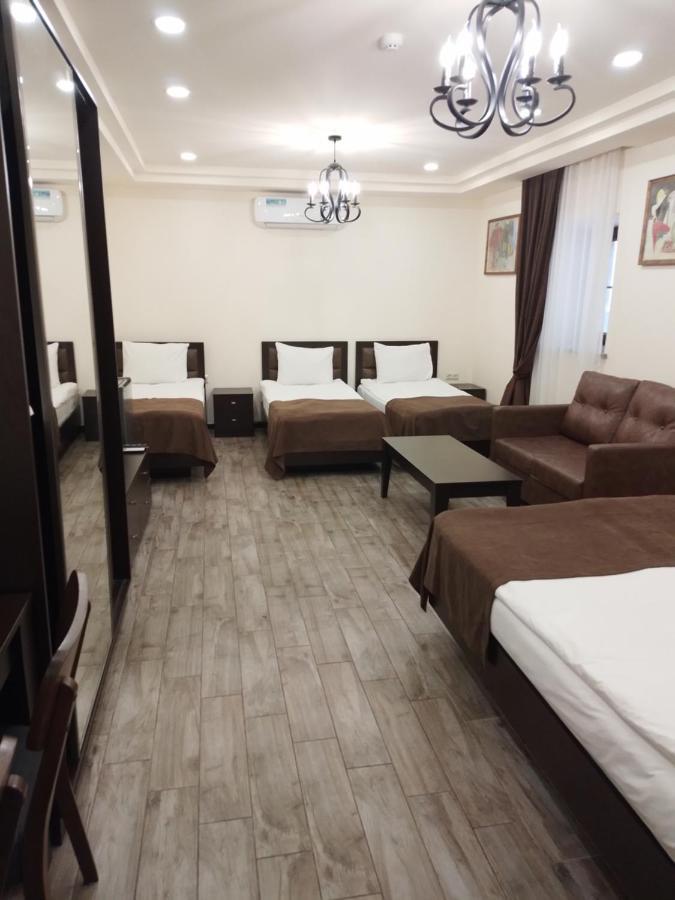 Boutique Living Hotel 耶烈万 外观 照片