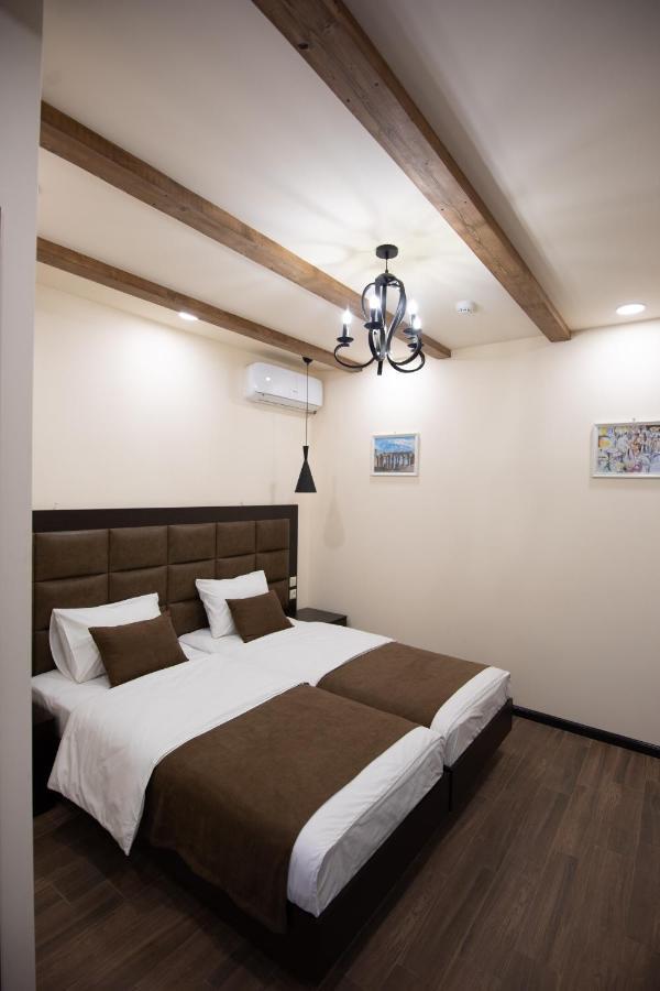 Boutique Living Hotel 耶烈万 外观 照片