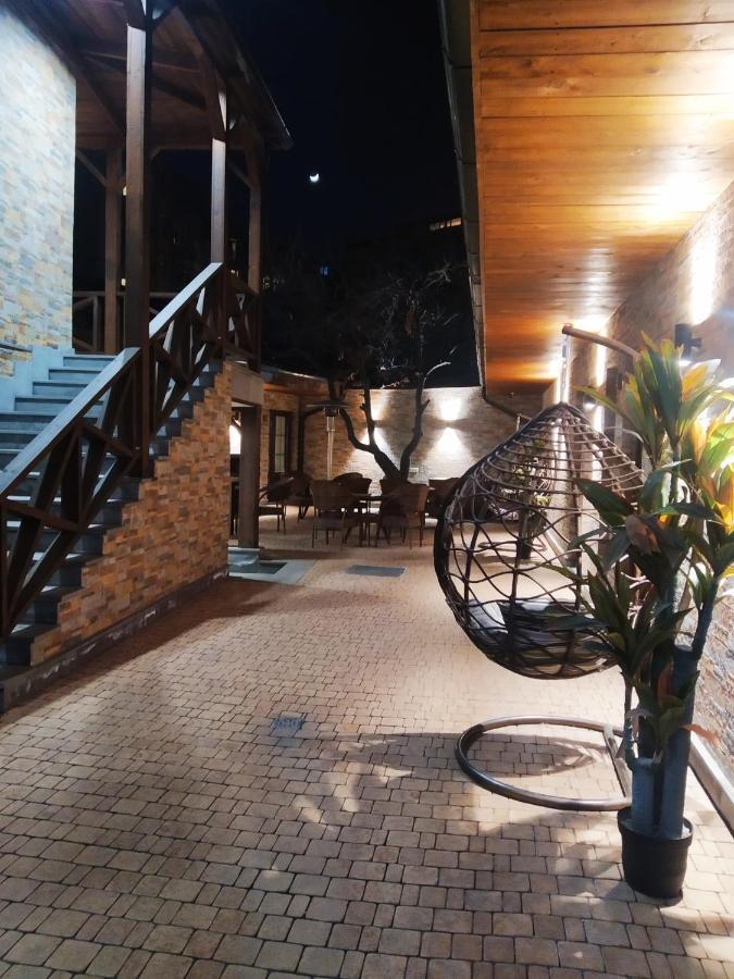 Boutique Living Hotel 耶烈万 外观 照片