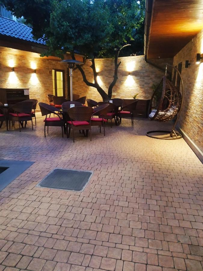 Boutique Living Hotel 耶烈万 外观 照片